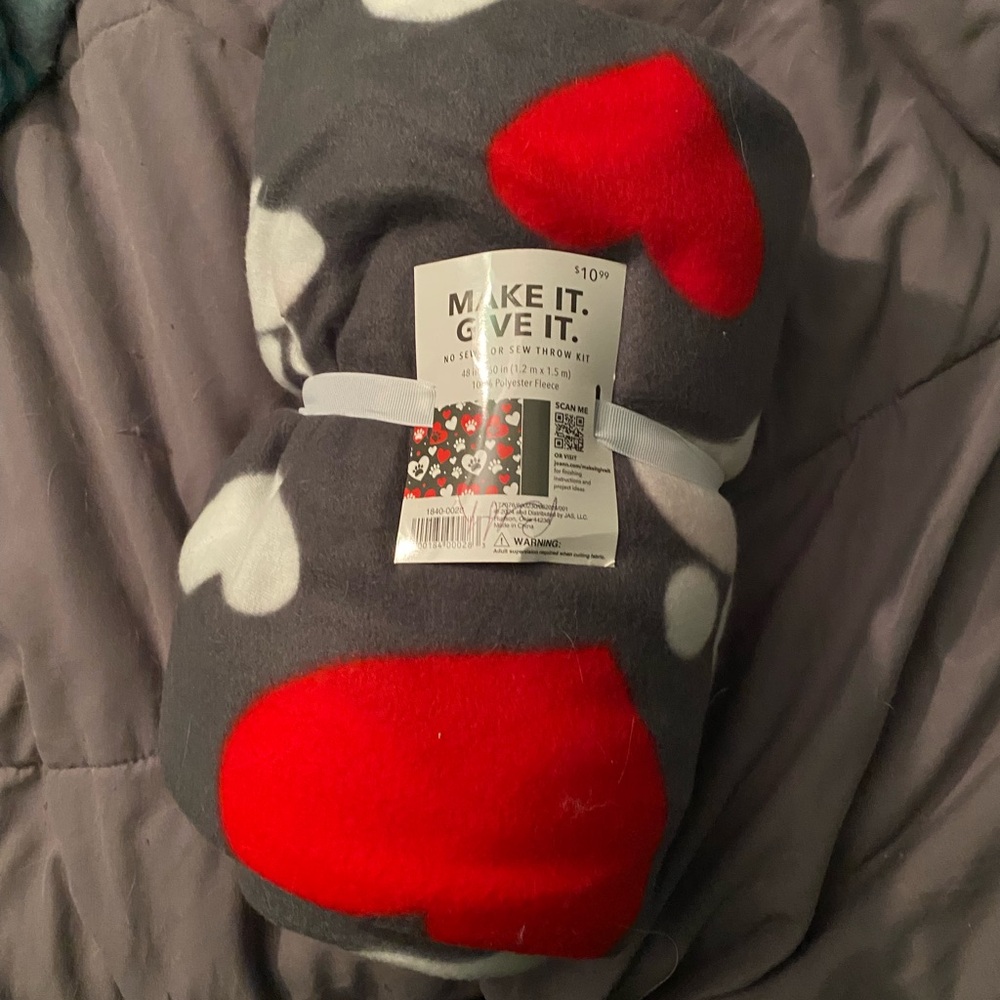 Make It. Give It. No-Sew Throw Kit - Grey with Red & White Hearts